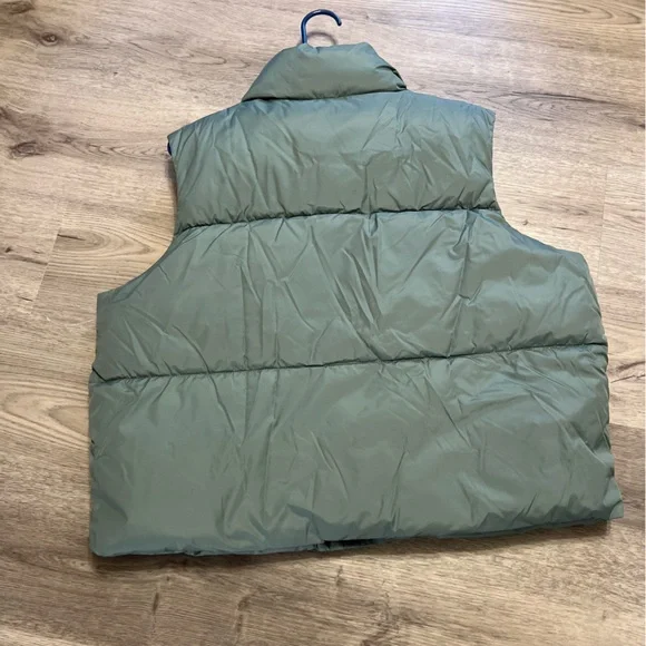 Old Navy Quilted Puffer Vest NWT size L - Picture 3 of 8